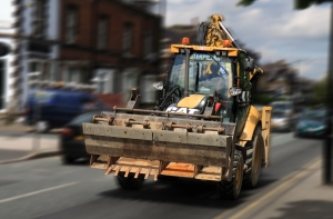 В Риге трактор насмерть переехал пешехода