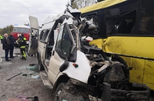 Лобовое столкновение автобуса и маршрутки в России: 13 погибших