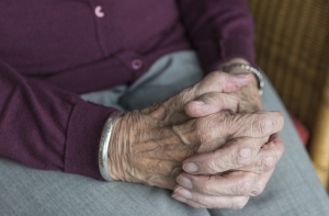 Медики призывают в холодную погоду чаще навещать пожилых людей