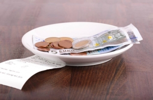 Почему чаевые, а не «dzeramnauda»? Журналист раздражен заимствованиями из русского