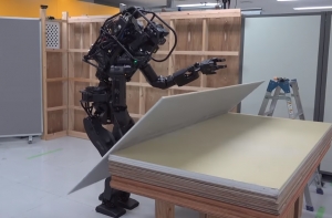 В Японии создали  робота-строителя