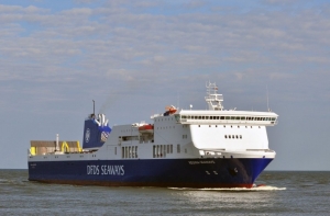 Пострадавший от пожара паром самостоятельно дойдет до Литвы