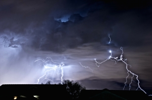 Синоптики предупреждают: на Ригу движется грозовая буря