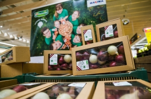 В магазинах Maxima появился лук цветов флага Латвии