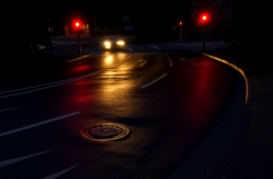 В Видземе машина переехала лежащего на дороге человека