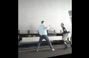 Соцсети: в Риге водитель фуры подрался с велосипедистом