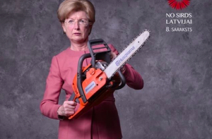 После критики плаката «Судраба с бензопилой» Гростиньша выгнали из No sirds Latvijai