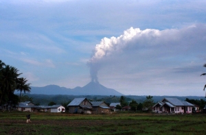 В Индонезии после землетрясения и цунами произошло извержение вулкана