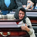 Тысячи человек пришли проститься с погибшими в Керчи