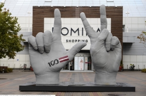 Возле т/ц Domina появились огромные руки Майриса Бриедиса