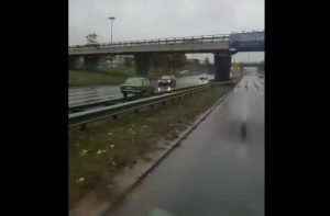 «Зеленый потеряшка»: соцсети обсуждают «Жигули» на встречной полосе