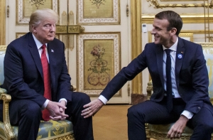 Макрон назвал Трампа хорошим другом и похлопал его по коленке