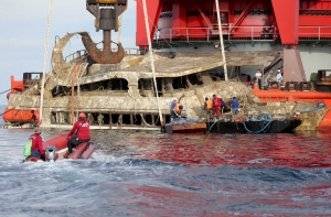 У берегов Пхукета со дна подняли затонувшее прогулочное судно