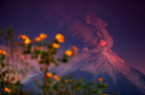 В связи с извержением вулкана в Гватемале эвакуированы почти 3000 человек