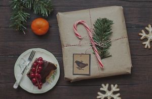 Латвийцев призывают поздравить с праздниками одиноких пенсионеров и детей