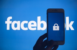 Facebook заблокировал десятки аккаунтов перед выборами в США