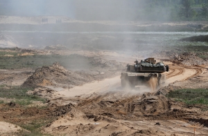 Латвийцев предупреждают о военной технике и солдатах НАТО