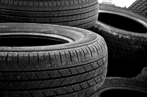 Cоветское наследие в водорослях: со дна озера собрали сотни покрышек