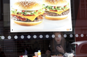 В Лондоне запретят рекламу фастфуда в общественном транспорте