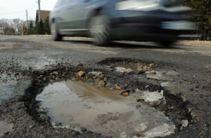 Доклад: почти половина региональных дорог Латвии в очень плохом состоянии