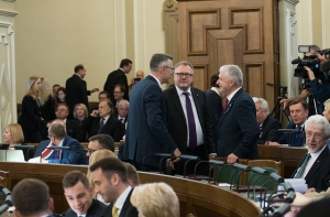 Сейм в роли заложника: депутаты полмесяца просидят без дела