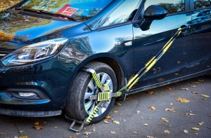 Водителям на заметку: паркуйся по правилам, иначе получишь блок!