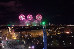 370 000 евро: салют в честь столетия Латвии обошелся дороже, чем говорили