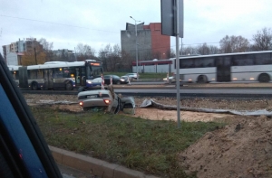 Авария на Островном мосту: машина попала в яму и перевернулась