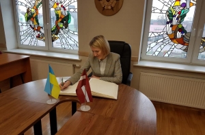 На радио Baltkom - поверенный в делах Украины в Латвии Алиса Подоляк