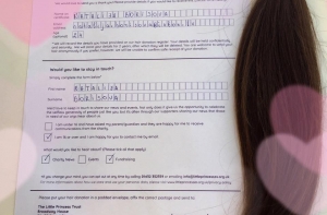 Латвийцев призывают жертвовать волосы для больных детей в Англии