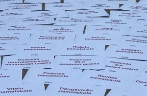 На Бастионной горке прошел флешмоб в защиту русских школ