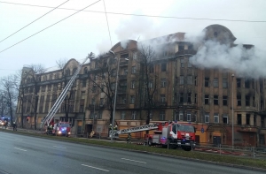 Пожар в заброшенном здании еще не потушен: движение транспорта закрыто