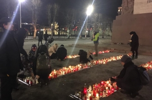 Тысячи свечей зажжены у памятника Свободы в память о жертвах Холокоста