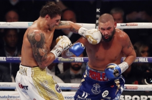 Украинский боксер Усик на ринге отправил в нокаут британца Белью