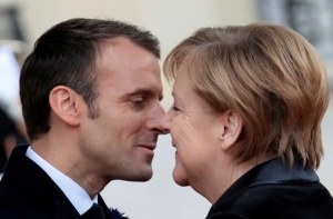 Меркель перепутали с женой Макрона на торжествах во Франции