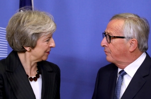 Мэй обсудила с Юнкером сделку по Brexit