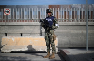 Белый дом разрешил войскам стрелять в мигрантов на границе с Мексикой