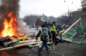 Протесты в Париже: демонстрантов разгоняли слезоточивым газом и водометами
