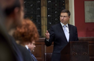 Италия отвергла ультиматум Домбровскиса о поправках к бюджету