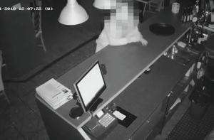 Марупский шестиклассник разбил окно кафе и украл алкоголь