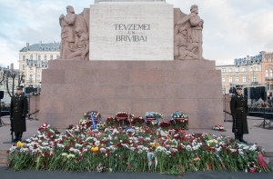 Тысячи людей пришли на церемонию возложения цветов у памятника Свободы