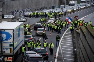 «Топливный» протест во Франции:  один человек погиб, сотни пострадали (дополнено)