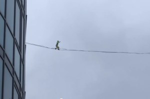 Человека-паука чуть не сдуло: в России мужчина прошел по канату между высотками