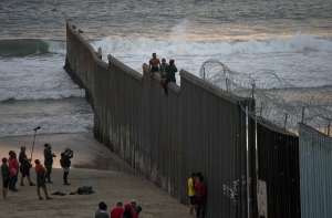 Администрация Трампа разрешила стрелять в мигрантов на границе с Мексикой