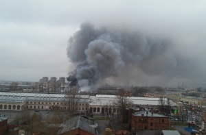 В Санкт-Петербурге горит гипермаркет, эвакуированы сотни людей