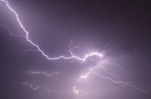 Пожар в доме на Калнциема мог быть злонамеренным, тушение продолжается