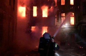 На улице Калнциема открытым пламенем горел дом: движение ограничено