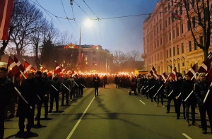 Колонна факельного шествия в Риге растянулась на километр