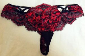 Женщины протестуют кружевными трусами против изнасилований