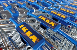 IKEA призывает латвийских покупателей вернуть опасные столы